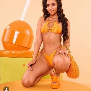 Lucia V-Kini Set in Naranja